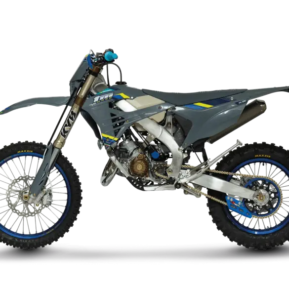 TM EN 125 ES Fi 2T Corse Enduro-Motorrad seitlich fotografiert, auf schwarzem Hintergrund.