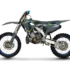 Seitenansicht der TM MX 250 ES 2T Corse 2026, einem modernen Motocross-Motorrad mit Aluminiumrahmen und KYB-Federung.