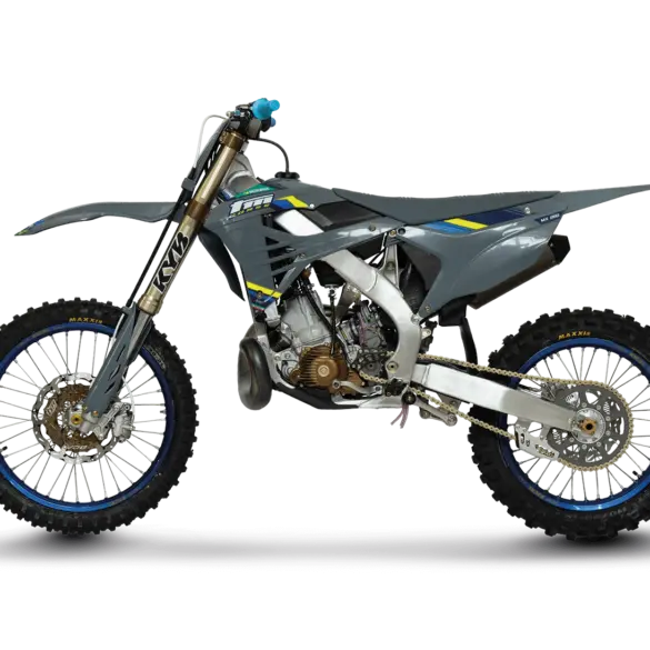 Seitenansicht der TM MX 250 ES 2T Corse 2026, einem modernen Motocross-Motorrad mit Aluminiumrahmen und KYB-Federung.
