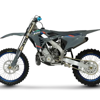 TM MX 250 ES 2T Motocross-Motorrad in vollständiger Seitenansicht vor schwarzem Hintergrund.