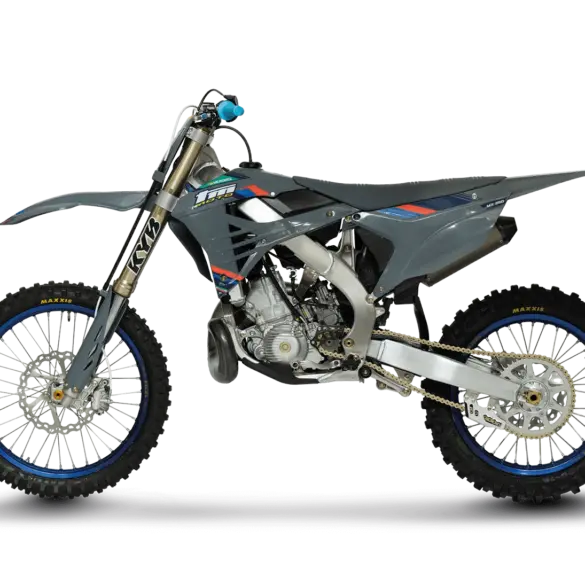 TM MX 250 ES 2T Motocross-Motorrad in vollständiger Seitenansicht vor schwarzem Hintergrund.