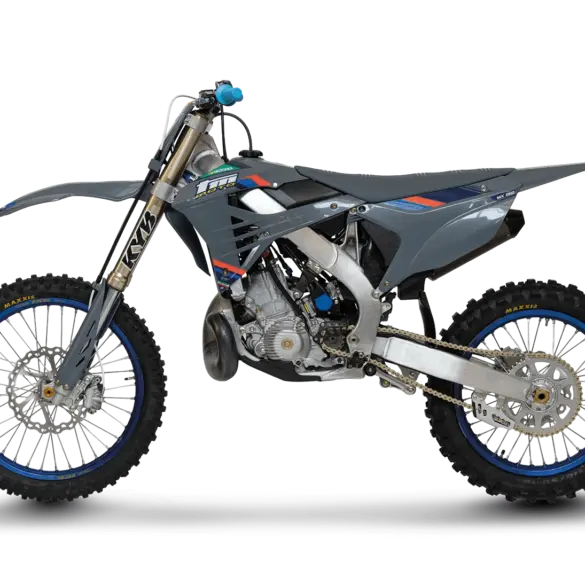 TM MX 250 ES FI 2T 2026, Motocross-Motorrad in Seitenansicht vor neutralem Hintergrund