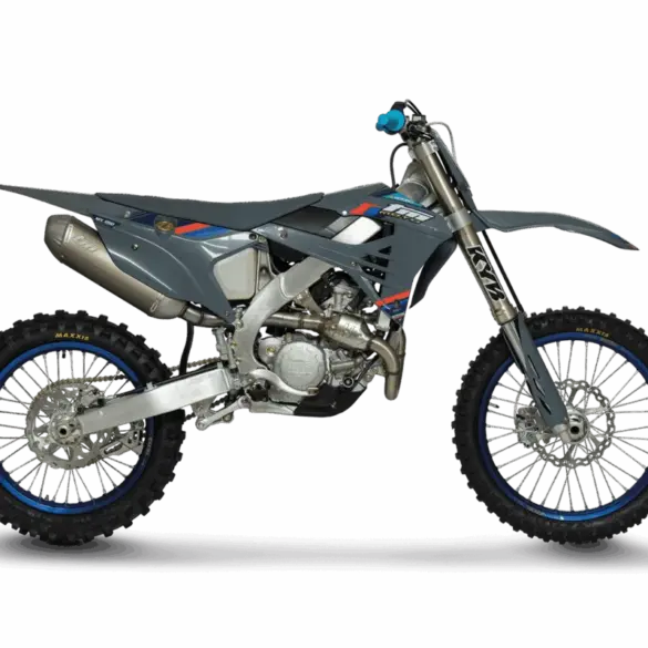 TM MX 250 ES Fi 4T 2026 Motocross-Motorrad Seitenansicht mit Aluminium-Deltabox-Rahmen und sportlichem Offroad-Setup