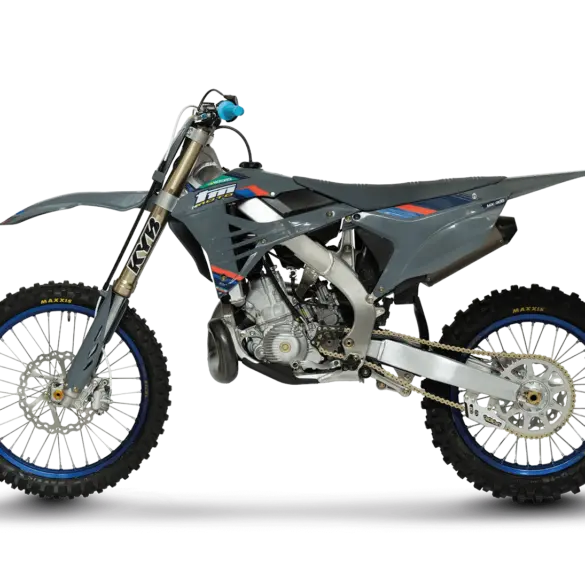 TM MX 300 ES 2T 2026 Motocross-Motorrad in Seitenansicht, grau-blaues Design mit Kayaba-Fahrwerk