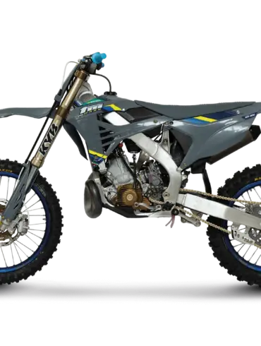 TM MX 300 ES 2T CORSE Motocross-Motorrad mit Aluminiumrahmen und KYB-Fahrwerk von der Seite