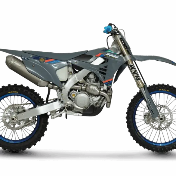 Seitenansicht der TM MX 450 ES Fi 4T 2026 Motocross-Maschine mit Aluminiumrahmen und Kayaba-Gabel vor neutralem Hintergrund.