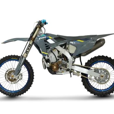 Motocross-Motorrad TM MX 450 ES Fi 4T CORSE 2026 von der Seite mit Aluminium-Rahmen und modernem Design.