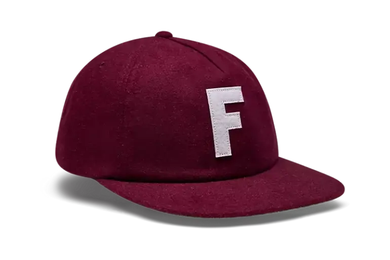 Rostbraune Wollkappe mit weißem F-Logo auf der Vorderseite.