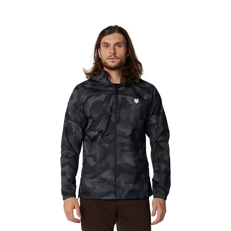 Fox Head Camo Windjacke in schwarzem Camouflage-Muster, von vorn getragen.