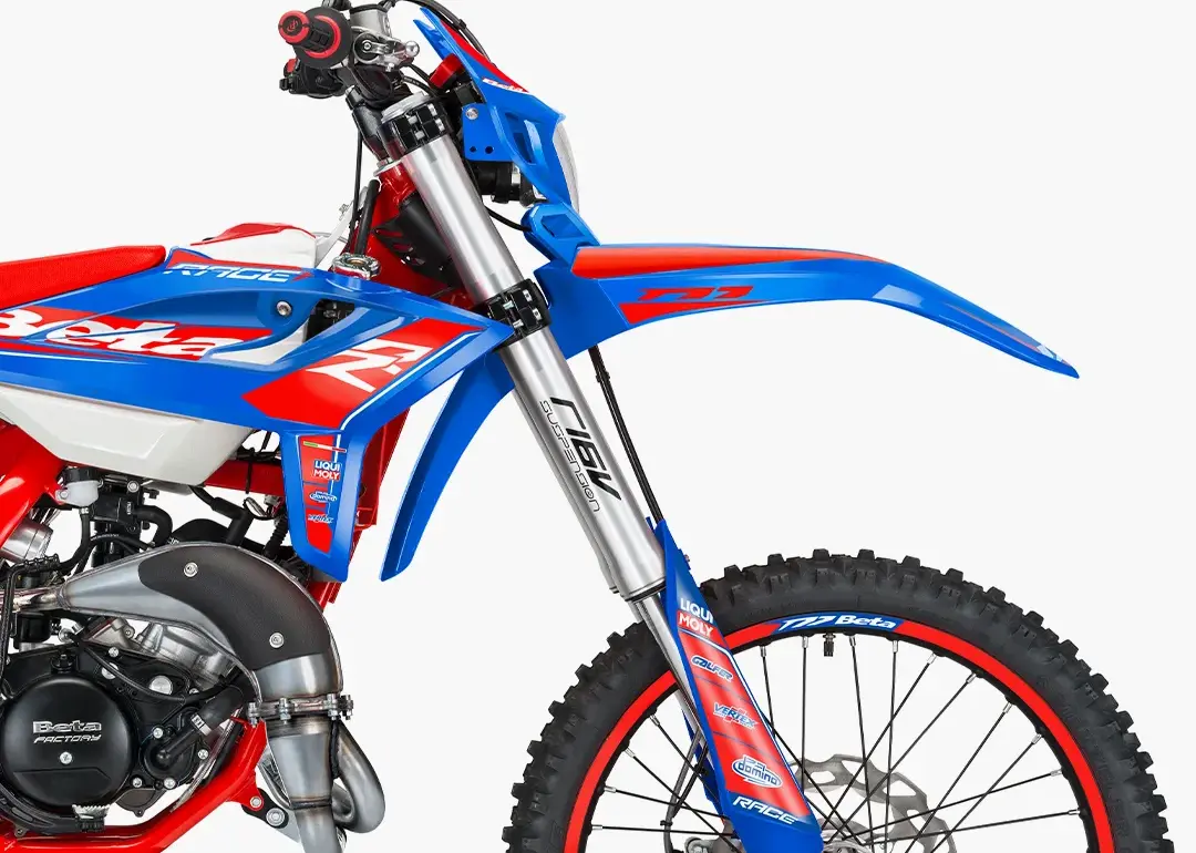 Detail des Vorderteils der Beta RR 50 Race 2025, Fokus auf Gabel, Vorderrad und Verkleidung