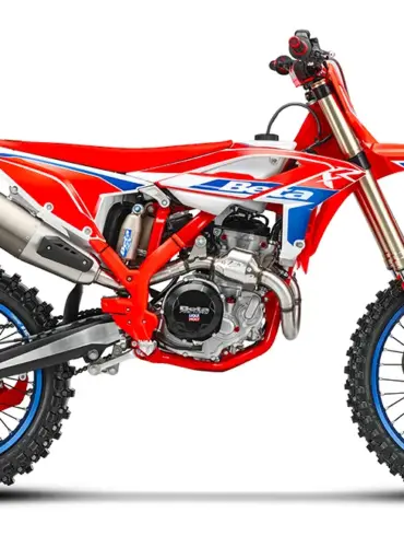 Beta RX 450 4T Motocross-Motorrad, Seitenansicht, rot-blaues Design