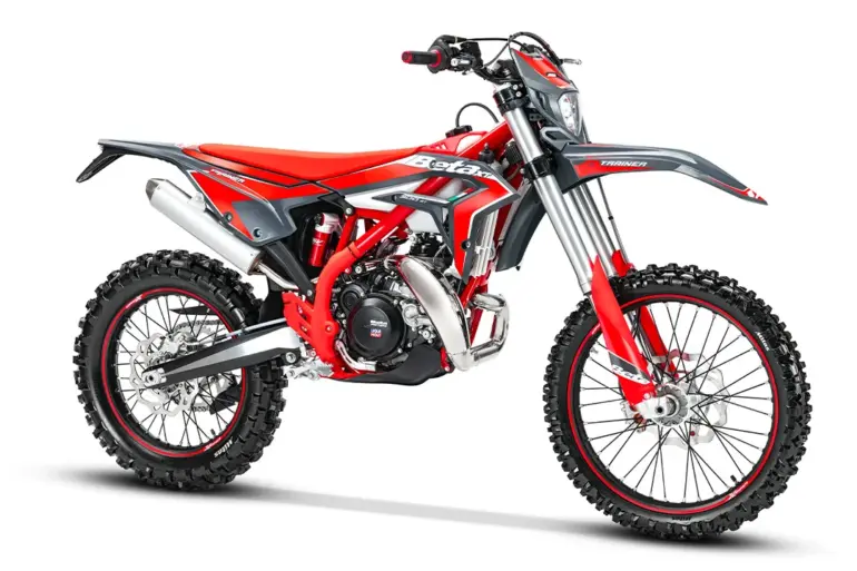Beta Xtrainer 250 MY 2026 Enduro-Motorrad in Grau und Rot von der Seite, technisch modern, mit grobstolligen Reifen.
