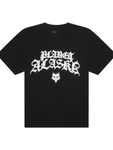 Schwarzes T‑Shirt mit weißem Planet Alaska Schriftzug und Grafik von Fox Racing, inspiriert von Brage Vestavik.