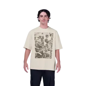 Modell trägt ein off‑white Oversized T‑Shirt mit auffälliger Grand‑Prix‑Cycles Grafik im Vintage-Stil.