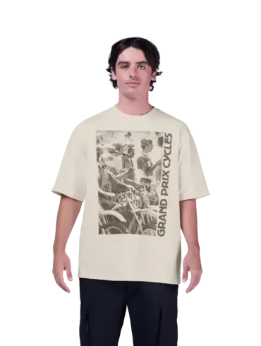 Modell trägt ein off‑white Oversized T‑Shirt mit auffälliger Grand‑Prix‑Cycles Grafik im Vintage-Stil.