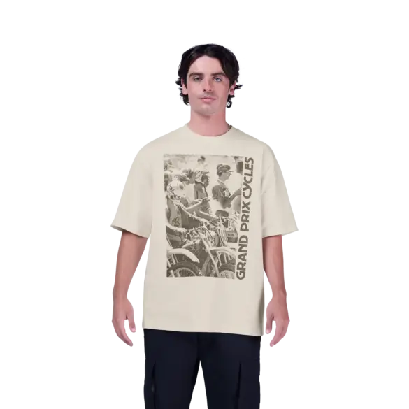 Modell trägt ein off‑white Oversized T‑Shirt mit auffälliger Grand‑Prix‑Cycles Grafik im Vintage-Stil.