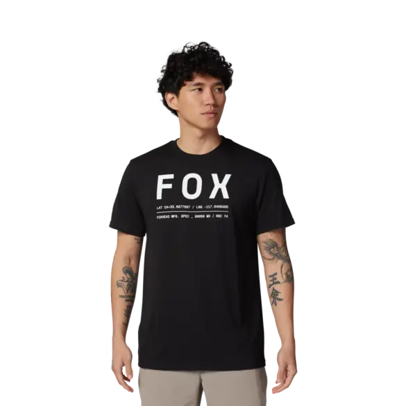 Mann trägt das schwarze Funktions-T-Shirt Non Stop von Fox Racing mit weißem Logo-Print auf der Brust.