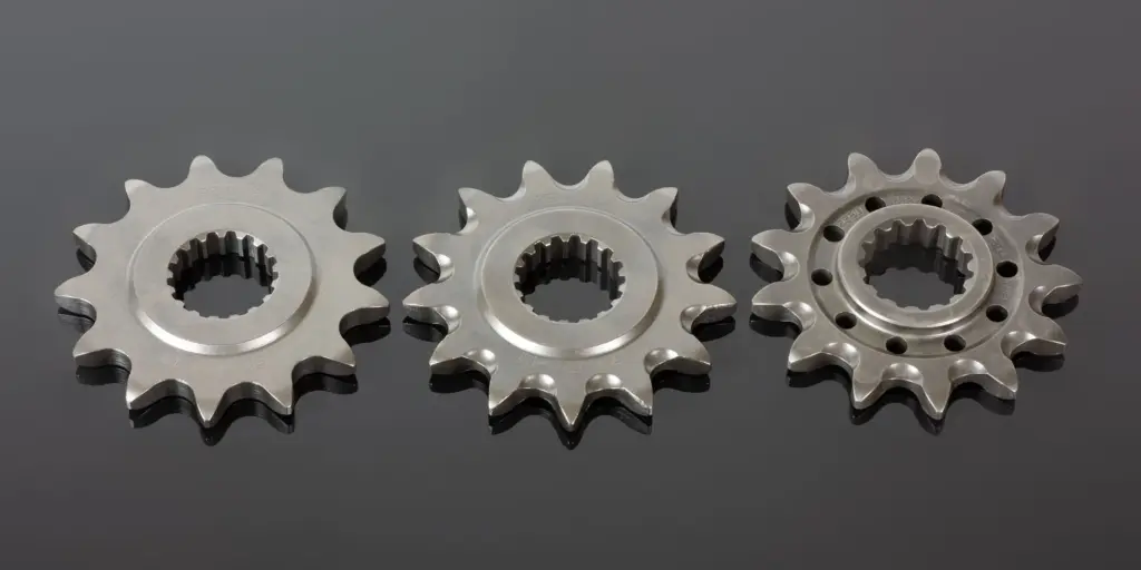 Drei Renthal Front-Kettenräder aus Stahl, nebeneinander auf schwarzer Oberfläche