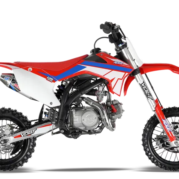 Seitenansicht eines RXF 125 Pitbikes mit rotem, blauem und weißem Dekor auf weißem Hintergrund