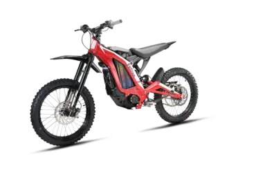 Elektro-Offroadbike Sur-Ron Light Bee S in Rot, Seitenansicht auf weißem Hintergrund.
