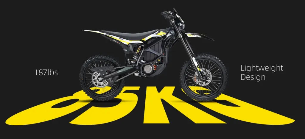 Sur-Ron Ultra Bee C 2025 E-Enduro mit Aluminium-Rahmen, Offroad-Bereifung und modernem Design auf schwarzem Hintergrund