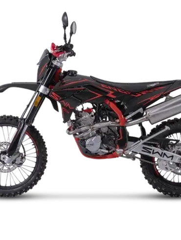 SWM RS 300 R Enduro-Motorrad, Seitenansicht, schwarz-rot, auf weißem Hintergrund