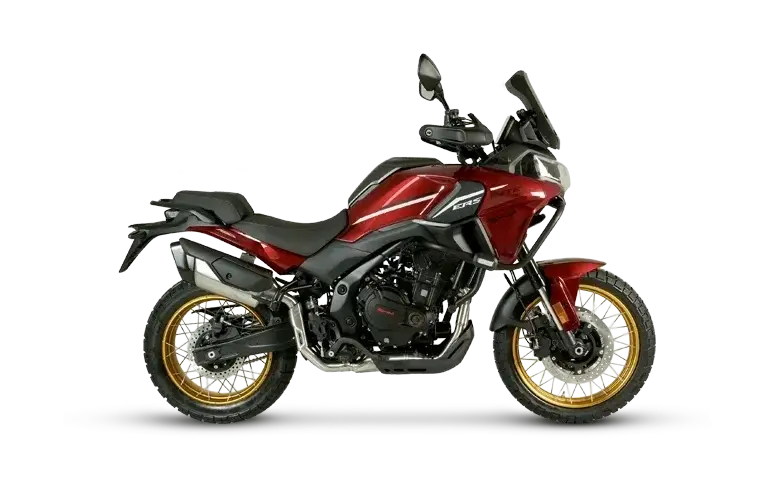 SWM Versante 550 Adventure-Motorrad in Burgundy Red, Seitenansicht, mit goldenen Speichenrädern auf weißem Hintergrund.