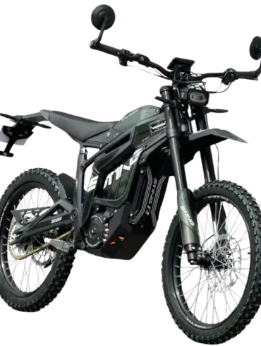 Elektrisches Dirtbike Talaria Sting R L1e in schwarzer Farbvariante, fotografiert schräg von vorne