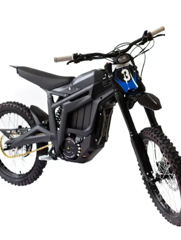 Talaria Sting R MX4: Elektro-Crossbike mit Offroad-Ausstattung und sportlicher Geometrie vor weißem Hintergrund