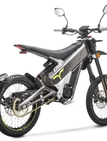 Elektrische Leichtenduro Talaria X3 L1E Road Legal, Seitenansicht im Studio