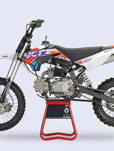 YCF Lite 150 L Pit Bike 2026 seitlich auf Montageständer, mit Offroad-Bereifung und Sportdekor