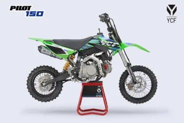 YCF Pilot 150 Offroad-Motorrad in Seitenansicht auf Montageständer, grün-schwarzes Design