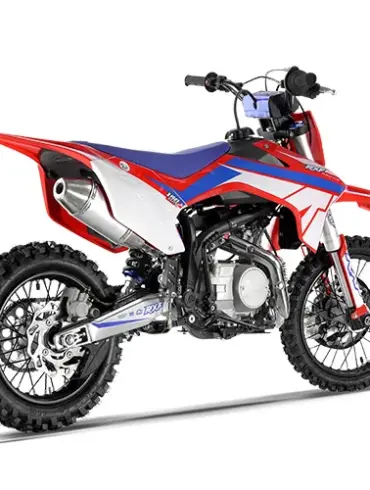 Apollo RXF Junior 110 Kinder-Motocross in rot-blau-weißer Optik, von schräg hinten fotografiert.