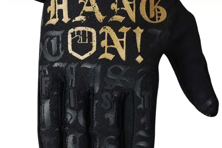 Schwarzer FIST Handwear Hang On Handschuh mit goldener Aufschrift, ideal für Motocross, BMX und MTB.