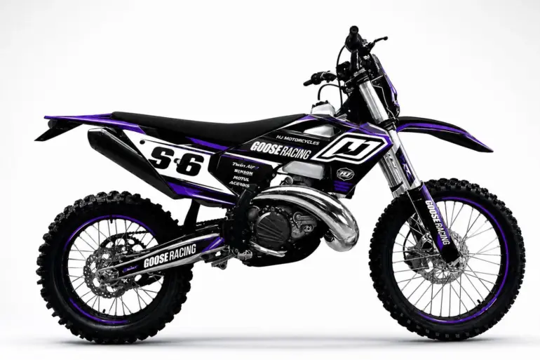 Hengjian S6-Z300 Enduro Motorrad in Schwarz-Lila-Design, Seitenansicht auf weißem Hintergrund.