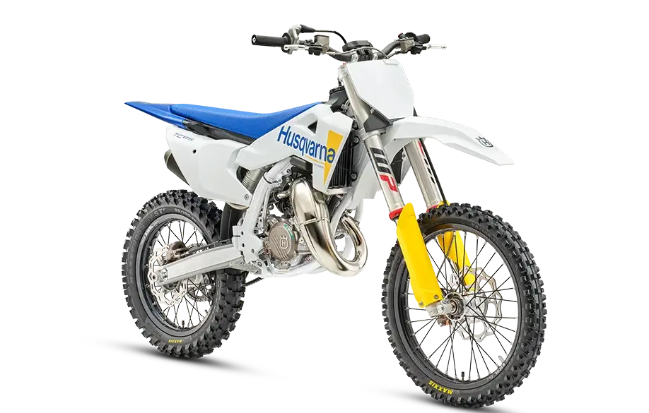 Motocross-Motorrad Husqvarna TC 85 17/14 in Seitenansicht vor weißem Hintergrund