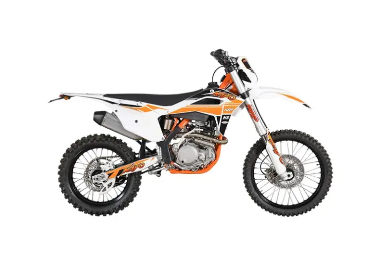 Seitliche Ansicht der Kayo K6, einem 250er Offroad-Motorrad mit modernem Design.