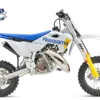 Husqvarna TC 50 2027, ein Kinder-Motocross-Motorrad in Seitenansicht, blau-weiße Verkleidung, robustes Fahrwerk, Rennstrecken-tauglich.
