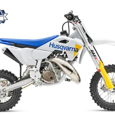 Husqvarna TC 50 2027, ein Kinder-Motocross-Motorrad in Seitenansicht, blau-weiße Verkleidung, robustes Fahrwerk, Rennstrecken-tauglich.