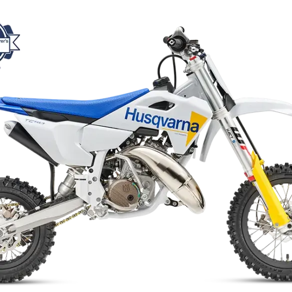 Husqvarna TC 50 2027, ein Kinder-Motocross-Motorrad in Seitenansicht, blau-weiße Verkleidung, robustes Fahrwerk, Rennstrecken-tauglich.