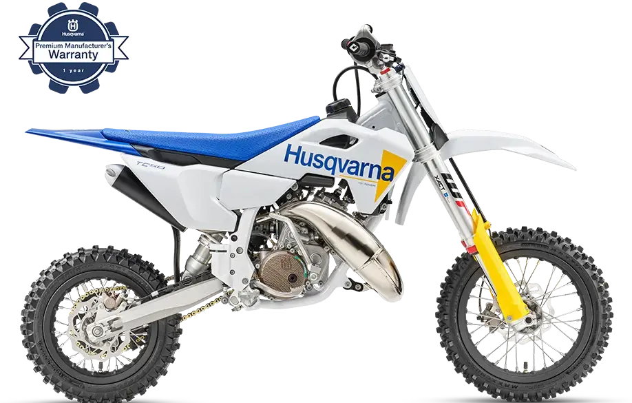 Husqvarna TC 50 2027, ein Kinder-Motocross-Motorrad in Seitenansicht, blau-weiße Verkleidung, robustes Fahrwerk, Rennstrecken-tauglich.