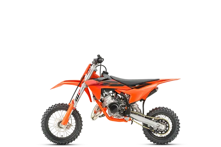 KTM 50 SX Motocross-Kindermotorrad in orange, Seitenansicht vor weißem Hintergrund