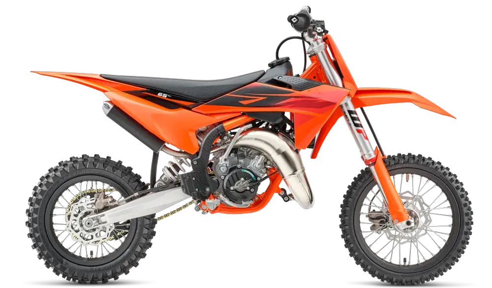 2027 KTM 65 SX Motocross-Motorrad in Seitenansicht, orange mit schwarzer Grafik, freigestellt.