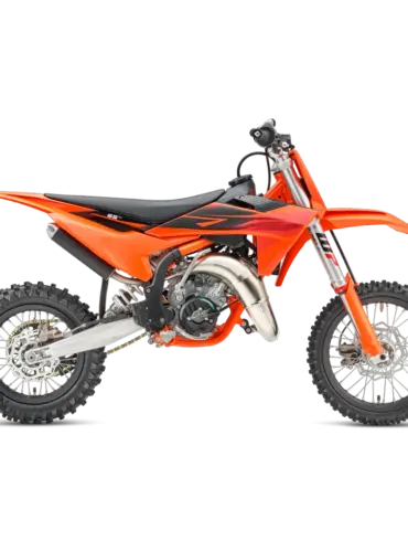 2027 KTM 65 SX Motocross-Motorrad in Seitenansicht, orange mit schwarzer Grafik, freigestellt.