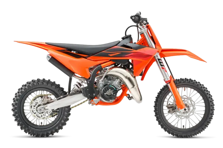 2027 KTM 65 SX Motocross-Motorrad in Seitenansicht, orange mit schwarzer Grafik, freigestellt.