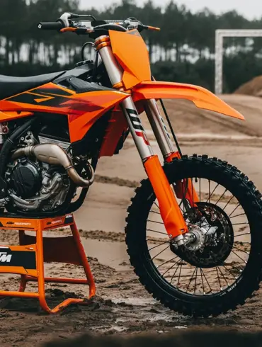 KTM 250 SX-F 2027 Motocross-Motorrad stehend auf sandiger Rennstrecke.