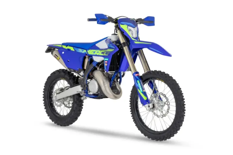 Sherco 125 SE Factory 2026 in Seitenansicht, Enduro-Motorrad mit blau-gelbem Design, Offroad-Bereifung und moderner Ausstattung.