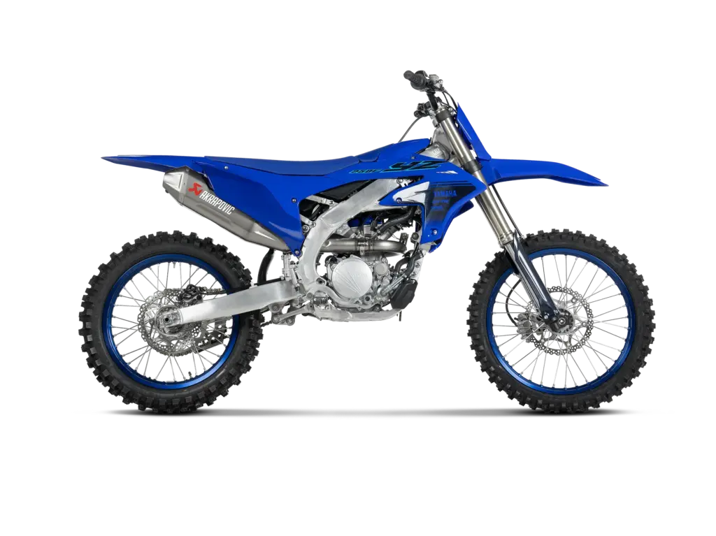 Seitenansicht einer Yamaha YZ250F mit montierter Akrapovic Evolution Line Titan-Auspuffanlage.