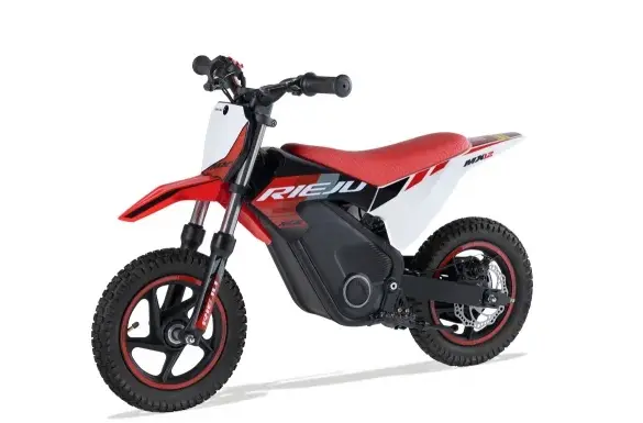 Seitliche Ansicht des Rieju MX12 250W Elektromotorrads für Kinder mit Stollenreifen und roten Akzenten.
