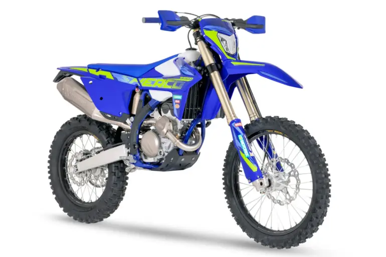 Sherco 250 SEF Factory 2026 Enduro-Motorrad in Blau mit Akrapovic-Auspuff, KYB-Fahrwerk und Excel-Felgen vor weißem Hintergrund.